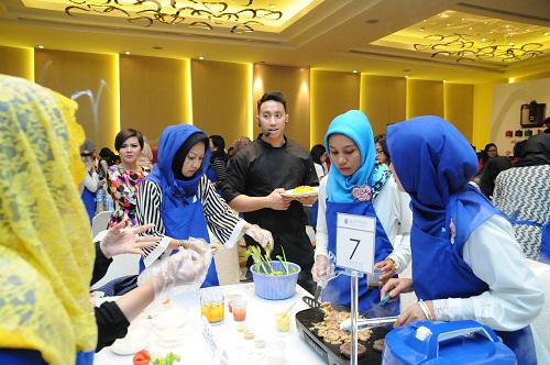 Foto dok. PHILIP/Chef Yuda Bustara memberikan tips pada kelompok ibu-ibu yang menjadi peserta Philips Mother’s Day Cooking Class.