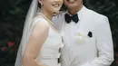 Anthony Ginting dan Mitzi Abigail resmi menikah. Penampilannya begitu anggun dalam busan bernuansa monokrom, hitam dan putih. [Foto: Instagram/ Anthony Ginting]