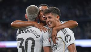 Arda Guler dari Real Madrid (kanan) merayakan bersama Franco Mastantuono dan Trent Alexander-Arnold setelah mencetak gol yang kemudian dianulir dalam laga La Liga antara Real Madrid dan Mallorca di Madrid, Sabtu, 30 Agustus 2025. (AP Photo/Manu Fernandez)