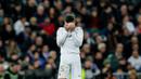 Reaksi gelandang Real Madrid, Federico Valverde pada laga perempat final Copa del Rey melawan Real Sociedad di Santiago Bernabeu, Kamis (6/2/2020). Real Madrid gagal melaju ke semifinal Copa del Rey setelah dibungkam Real Sociedad dengan skor 3-4. (AP Photo/Manu Fernandez)