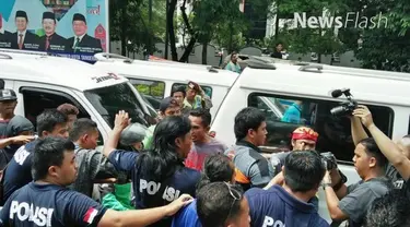 Aksi mogok ribuan sopir angkutan umum atau angkot di Kota Tangerang diwarnai pengadangan pengemudi ojek atau taksi online. 
