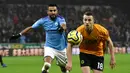 Pemain Manchester City Riyad Mahrez (kiri) berebut bola dengan pemain Wolverhampton Wanderers Diogo Jota pada pertandingan Liga Inggris di Molineux Stadium, Wolverhampton, Inggris, Jumat (27/12/2019). Wolverhampton Wanderers menang 3-2. (AP Photo/Rui Vieira)