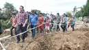 Cagub DKI Basuki Tjahaja Purnama saat melakukan blusukan ke wilayah Cililitan, Jakarta, Rabu (28/12). Dalam blusukannya tersebut Ahok mencari tahu permasalahan banjir di Cililitan Kecil. (Liputan6.com/Yoppy Renato)