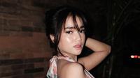 Selebgram Fuji kedapatan mengisap rokok elektrik alias Vape. Ini terekam ketika Fuji berinteraksi dengan Rachel Vennya dan Erika Carlina lewat video call. (Foto: Dok. Instagram @fuji_an)