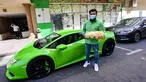 Direktur Pelaksana Pakistan Supermarket Dubai Muhammad Jehanzeb berdiri dekat Lamborghini Huracan sebelum mengirim pesanan mangga di Dubai, Uni Emirat Arab, Kamis (2/7/2020). Supermarket tersebut mengantarkan pesanan mangga untuk minimal pesanan sekitar USD 27. (CACACE GIUSEPPE/AFP)