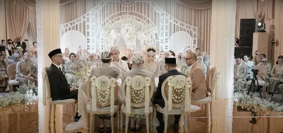 Potret Detail Dekorasi Akad Nikah Al Ghazali dan Alyssa Daguise, Elegan dengan Nuansa Gold dan Putih