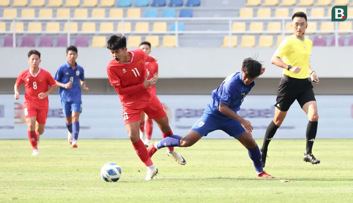 <p>Striker Timnas Vietnam U-16, Nguyen Van Bach (kiri) meringis kesakitan usai terkena benturan bek Timnas Thailand U-16, Phuriphan Phothong pada laga semifinal Piala AFF U-16 2024 di Stadion Manahan, Solo, Senin (1/7/2024). (Bola.com/Abdul Aziz)</p>