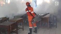 Petugas melakukan pengasapan (fogging) di sebuah sekolah di kawasan Kebon Baru, Tebet, Jakarta, Kamis (28/2). Pengasapan dilakukan terkait adanya warga di kawasan tersebut yang terkena penyakit demam berdarah. (Liputan6.com/Immanuel Antonius)