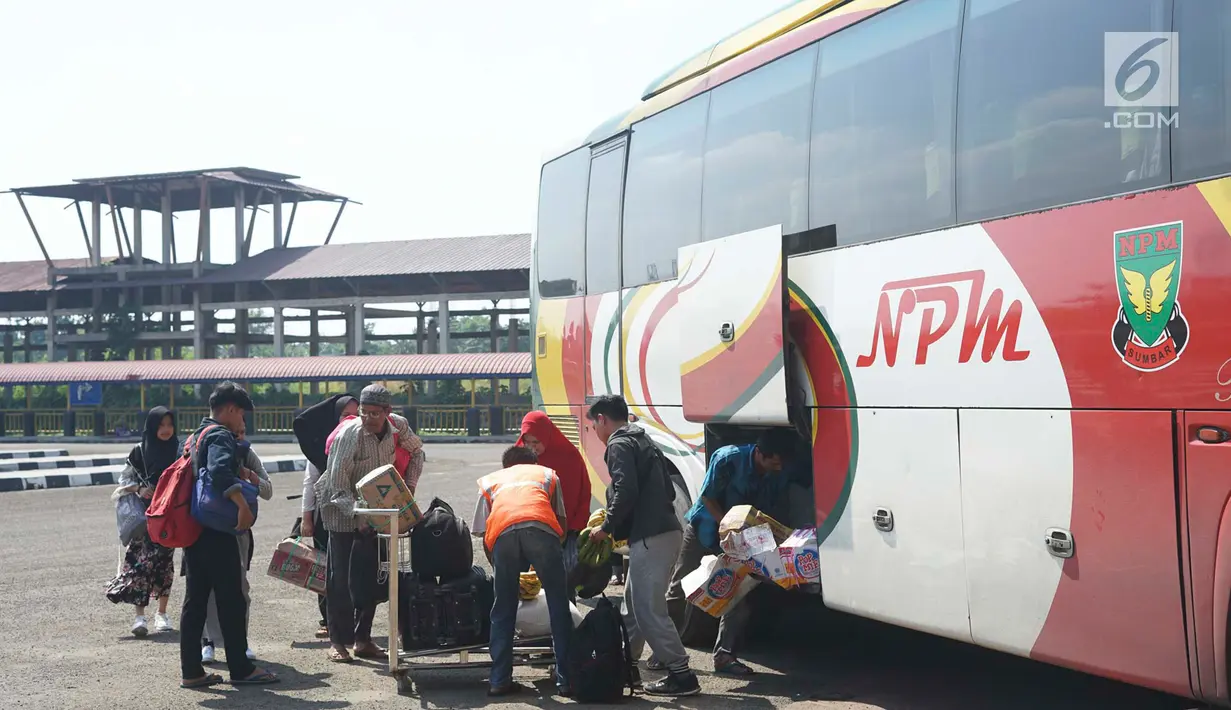 Sejumlah penumpang menaruh barang dalam bagasi sebuah bus di sekitar Terminal Jatijajar, Depok, Jawa Barat, Selasa (18/6/2019). Pemerintah Kota Depok melalui Dinas Perhubungan melarang jasa transportasi online mengambil penumpang di Terminal Jatijajar. (Liputan6.com/Immanuel Antonius)