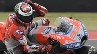 Pembalap Ducati Corse, Jorge Lorenzo beraksi pada sesi latihan bebas MotoGP Argentina 2018. (AFP)