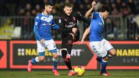 Penyerang AC Milan, Ante Rebic, mencetak gol tunggal kemenangan timnya atas Brescia pada laga pekan ke-21 Serie A, di Stadio Mario Rigamonti, Jumat (24/1/2020). (AFP/Miguel Medina)