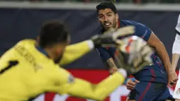 Penyerang Atletico Madrid, Luis Suarez, berusaha mencetak gol ke gawang Lokomotiv Moscow pada laga lanjutan Liga Champions 2020/2021di Stadion Lokomotiv, Rabu (4/11/2020) dini hari WIB. Atletico Madrid bermain imbang 1-1 melawan Lokomotiv Moscow. (AFP/Yuri Kochetkov/pool)