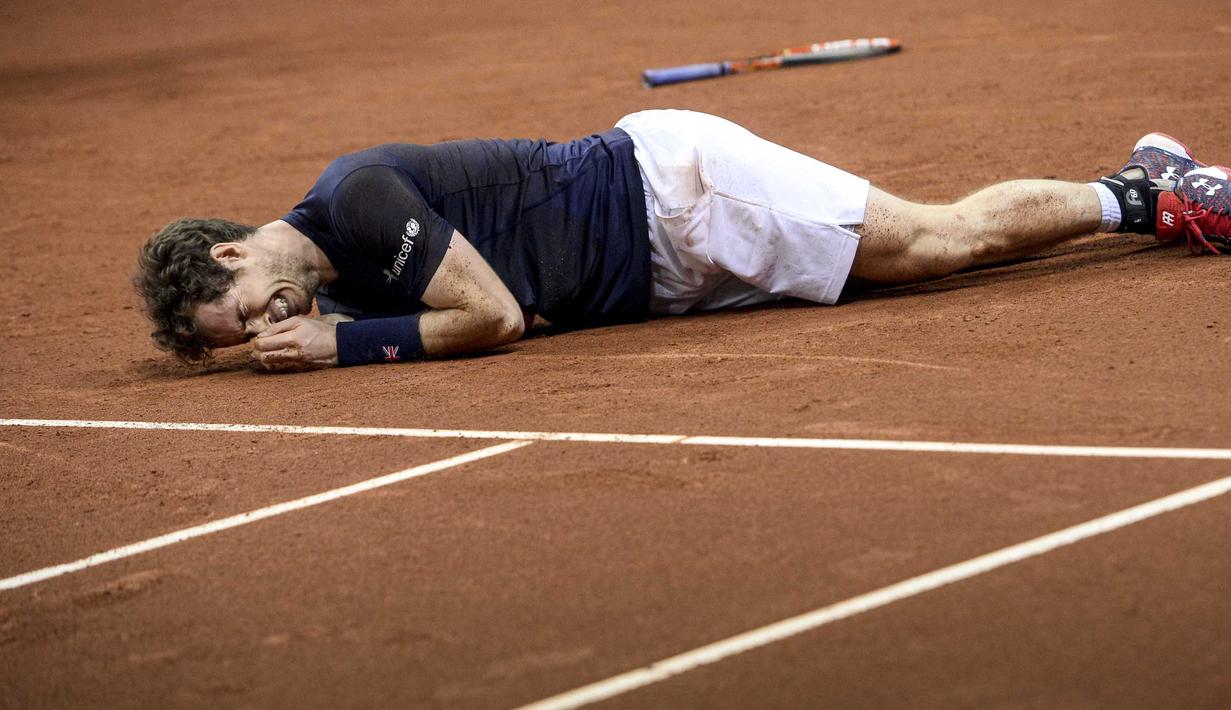Petenis Inggris Raya, Andy Murray menangis usai mengalahkan petenis Belgia David Goffin pada Final Piala Davis di Flanders Expo, Ghent, Belgia, Minggu (30/11/2015). Inggris Raya menang dengan 3-1 atas Belgia.  (AFP Photo/Belga/Dirk Waem) 