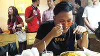 Rizky Febrian sedang menyantap Bakmi Aceh (dok.Liputan6.com/Cahyu)