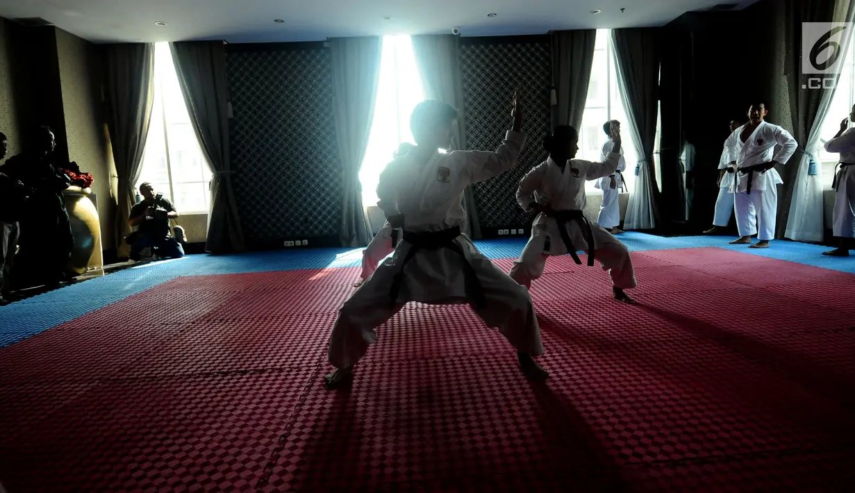 Sejumlah karateka Pelatnas Indonesia saat berlatih Kata Beregu Putri di Kawasan Permata Hijau, Jakarta, Jumat (9/6). Latihan ini bagian persiapan berlaga di ajang Sea Games 2017 Malaysia dan Asian Games 2018. (Liputan6.com/Helmi Fithriansyah)
