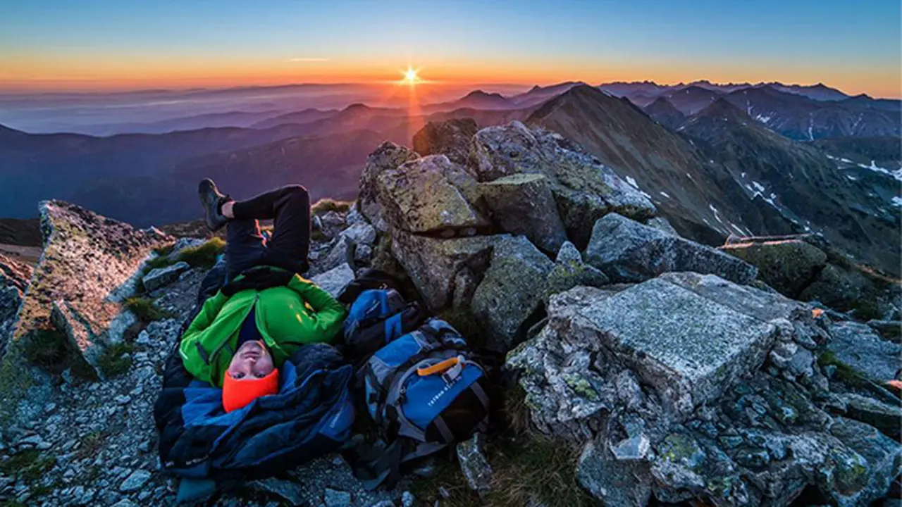Insomnia Buat Simon Ingin Selalu Tidur di Puncak Gunung