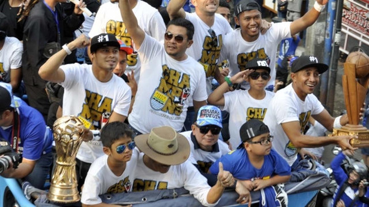 Pawai kejuaraan Persib, lautan Bobotoh birukan Bandung