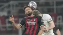 Penyerang AC Milan, Olivier Giroud berebut bola dengan pemain Tottenham Hotspur, Oliver Skipp selama pertandingan leg pertama babak 16 besar Liga Champions di stadion San Siro di Milan, Italia, Rabu (15/2/2023). AC Milan menang tipis atas Tottenham dengan skor 1-0. (AP Photo/Luca Bruno)