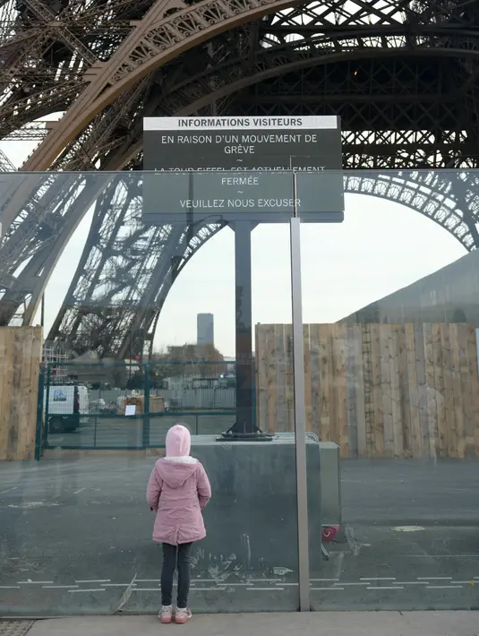 Aksi mogok dilakukan pada hari yang sama ketika monumen Paris ini memperingati 100 tahun kematian penciptanya, Gustave Eiffel. (Dimitar DILKOFF / AFP)