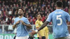 Pemain Lazio, Luis Alberto, melakukan selebrasi setelah mencetak gol ke gawang Genoa pada laga Liga Italia di Stadion Luigi Ferraris, Sabtu (20/4/2024). Lazio menang dengan skor tipis 1-0. (Tano Pecoraro/LaPresse via AP)