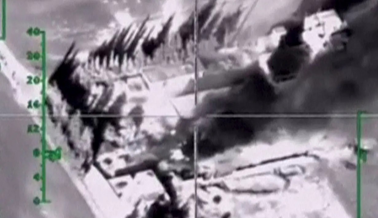 Sebuah gambar yang di rilis oleh Kementerian Pertahanan Rusia saat penyerangan terhadap Militan ISIS di Suriah padA 26 November lalu, (4/12). Serangan udara Militer Rusia memborbardir markas Militan ISIS yang diduga berjumlah ribuan orang. (REUTERS)