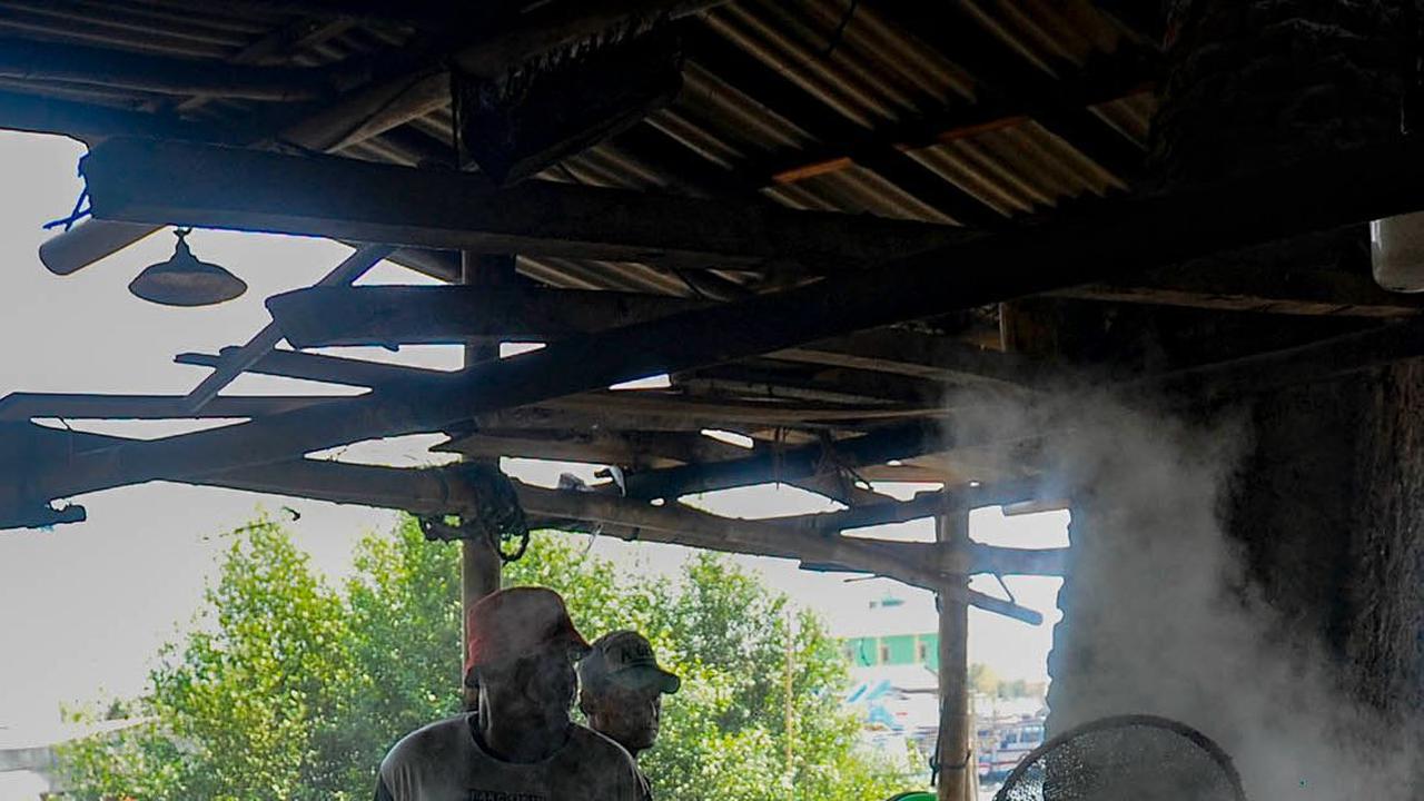 Mereka masih memanfaatkan kayu bakar untuk merebus rebon atau udang kering hingga matang.