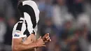 Pemain Juventus, Paulo Dybala menutup wajahnya saat timnya takluk dari Lazio pada lanjutan Serie A di Allianz Stadium, Turin. Juventus kalah 1-2. (AFP/Marco Bertorello)