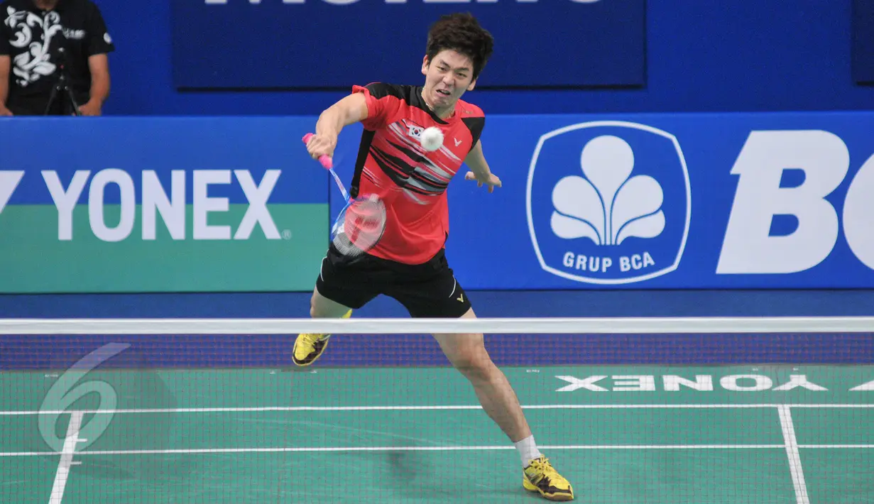 Ganda Putra, Lee Yong Dae/Yoo Yeon (Korea) mengembalikan kok ke arah Markis Kido/Agripinna di BCA Indonesia Open Superseries Premier 2015, Jakarta, Rabu (3/6/2015). Yong Dae/Yeon Seong menang 14-21, 21-13, 21-14. (Liputan6.com/Herman Zakharia)