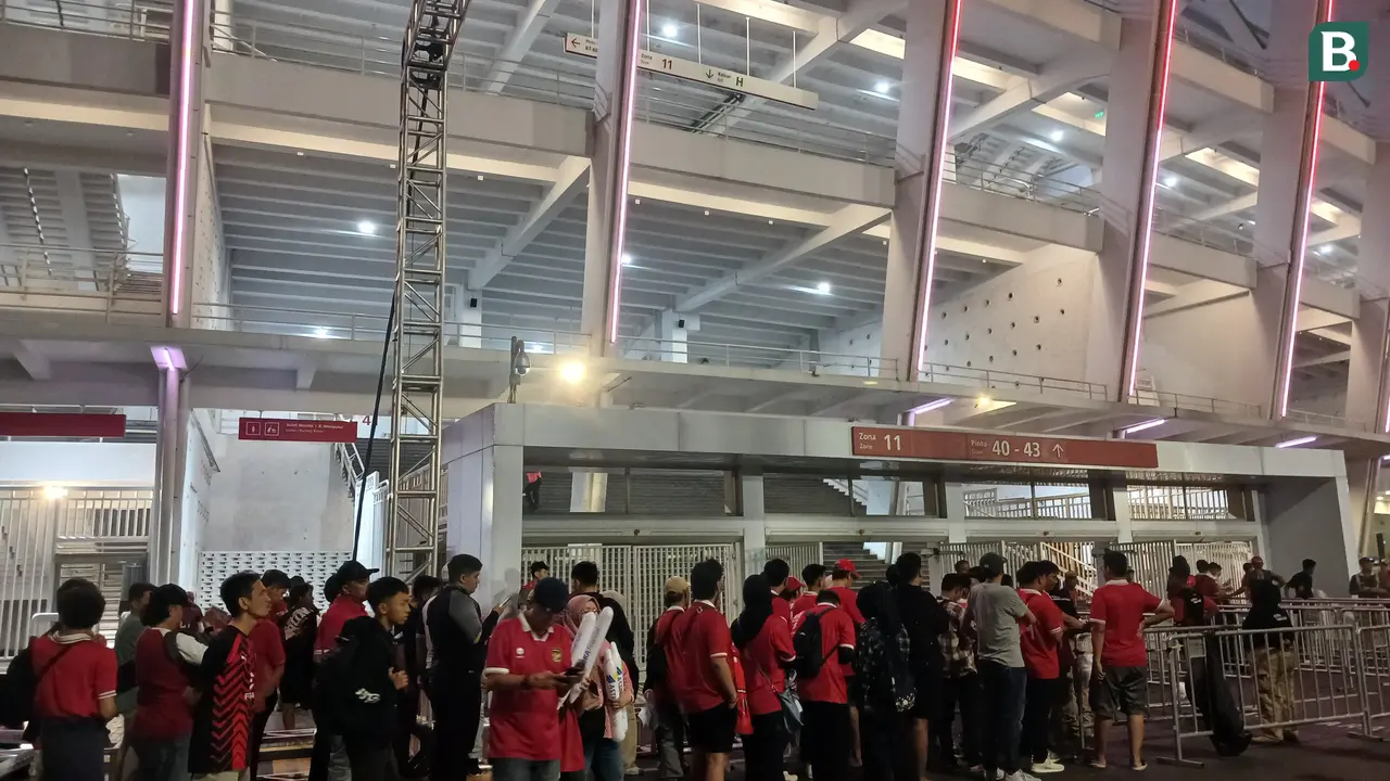 Suporter Timnas Indonesia mengantre untuk memasuki Stadion Utama Gelora Bung Karno