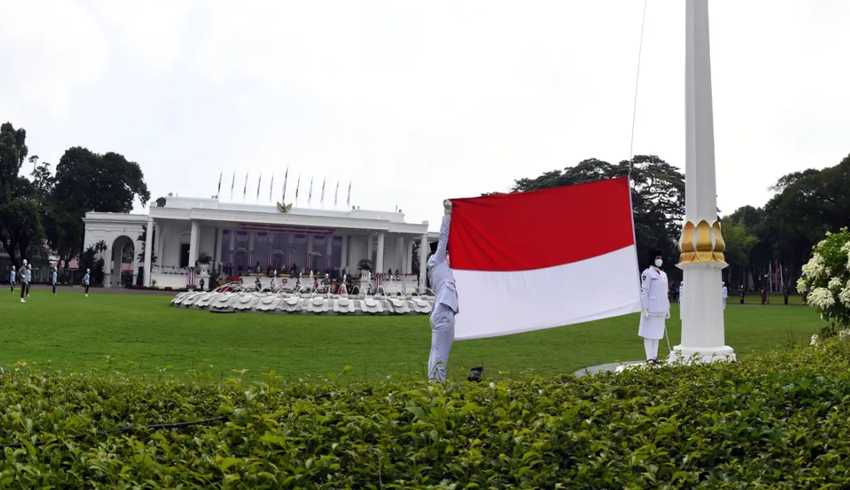 Pasukan Pengibar Bendera Pusaka (Paskibraka) bersiap mengibarkan Bendera Merah Putih saat Upacara Peringatan Detik-Detik Proklamasi 1945 yang dipimpin oleh Presiden Joko Widodo di Istana Merdeka, Jakarta, Senin (17/8/2020). (Foto: Biro Pers Sekretariat Presiden)