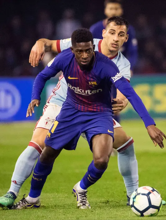 Pemain Barcelona, Ousmane Dembele berebut bola dengan pemain Celta Vigo, Jonny Otto pada laga pekan ke-33 La Liga di Estadio de Balaidos, Selasa (17/4). Barcelona gagal meraih poin penuh usai bermain imbang 2-2 melawan Celta Vigo. (AP/Lalo R. Villar)