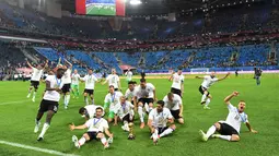 Pemain Jerman berlari menuju piala saat merayakan kemenangannya dalam final Piala Konfederasi 2017 di Stadion Saint Petersburg, Rusia (2/7). Gol tunggal tersebut berhasil dicetak oleh pemain Jerman, Lars Stindl. (AFP Photo/Kirill Kudryavtsev)