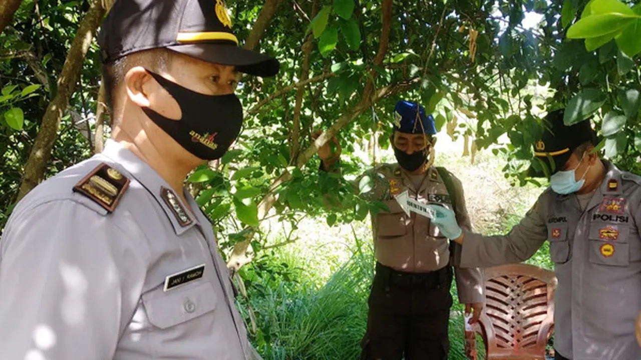 Aparat kepolisian mendatangi tempat kecadian perkara di Tateli Weru Jaga 1, Mandolang, Minahasa.