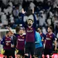 Bek Barcelona, Gerard Pique dan timnya berselebrasi setelah menang atas Real Madrid pada laga leg kedua semifinal Copa del Rey di Stadion Santiago Bernabeu, Rabu (27/2). Barcelona merebut tiket final Copa del Rey usai menang 3-0. (JAVIER SORIANO / AFP)