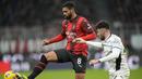 Gelandang AC Milan, Ruben Loftus-Cheek (kiri) menguasai bola dibayangi bek Atalanta, Matteo Ruggeri pada laga perempatfinal Coppa Italia 2023/2024 di San Siro Stadium, Milan, Kamis (11/1/2024) dini hari WIB. (AP Photo/Luca Bruno)