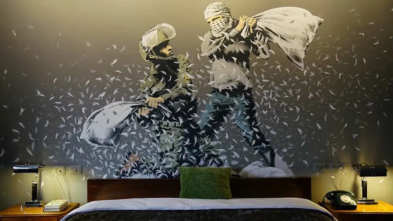 [Bintang] 7 Lukisan Banksy di Hotel Palestina yang Bikin Hati Tersentuh