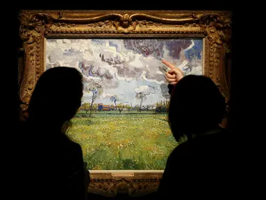 Pengunjung melihat lukisan “Paysage sous un ciel mouvemente" karya Vincent van Gogh di London, Inggris, Jumat (9/10/2015).Lukisan – lukisan ini diperkirakan terjual hingga ratusan miliar rupiah. (REUTERS/Stefan Wermuth) 