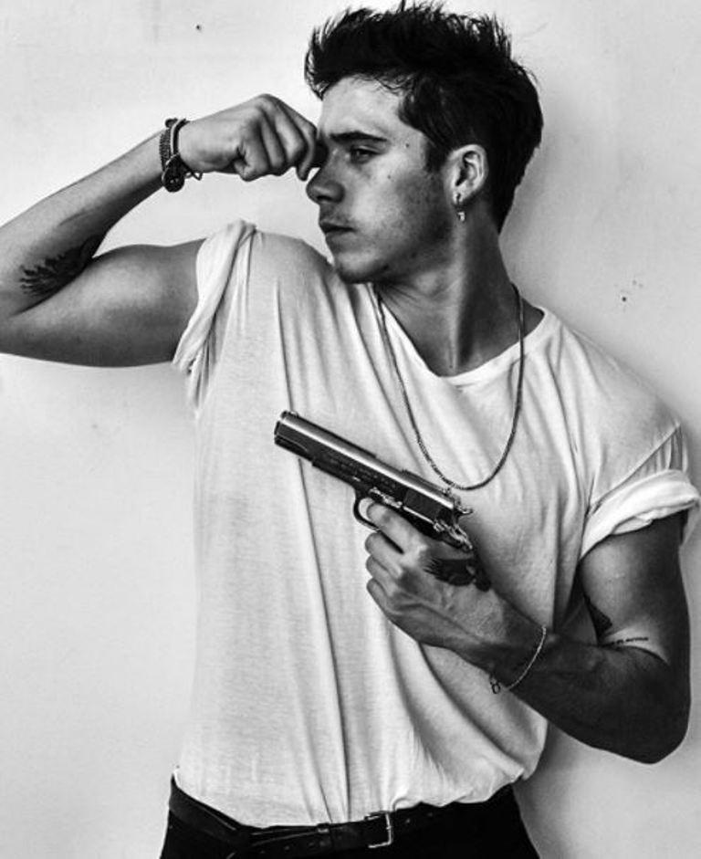Pamer Otot Sambil Pegang Pistol, Brooklyn Beckham Malah Dihujat - ShowBiz  Liputan6.com