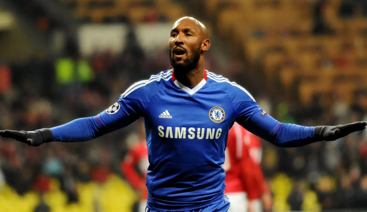 Nicolas Anelka. Striker Prancis yang kini berusia 43 tahun dan telah pensiun pada Januari 2016 bersama Mumbai City ini pernah membela Chelsea selama 5 musim mulai pertengahan musim 2007/2008 hingga pertengahan musim 2011/2012. Ia didatangkan Chelsea dari klub semenjana Liga Inggris Bolton Wanderers dengan nilai transfer 18 juta euro atau kini setara Rp269 miliar. Bersama Chelsea ia total tampil dalam 184 laga di semua ajang dengan torehan 59 gol dan 38 assist. (AFP/Alexander Nemenov)
