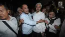 Gubernur Sulawesi Tenggara nonaktif Nur Alam dipeluk koleganya saat keluar ruang sidang usai sidang pembacaan putusan di Pengadilan Tipikor, Jakarta, Rabu (28/3). Nur Alam dihukum 12 tahun penjara dan denda satu miliar. (Liputan6.com/Helmi Fithriansyah)