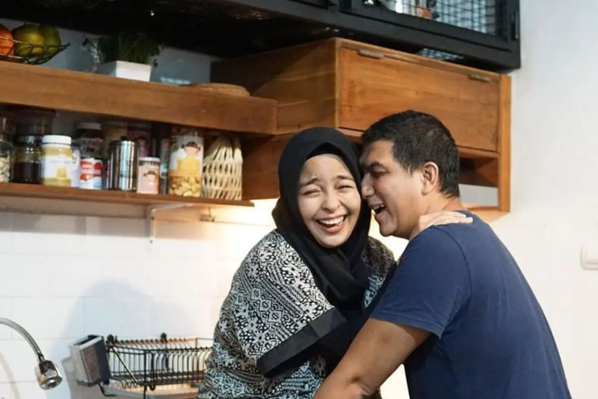 Menengok Dapur Tantri Kotak, Minimalis dan Bernuansa Kayu