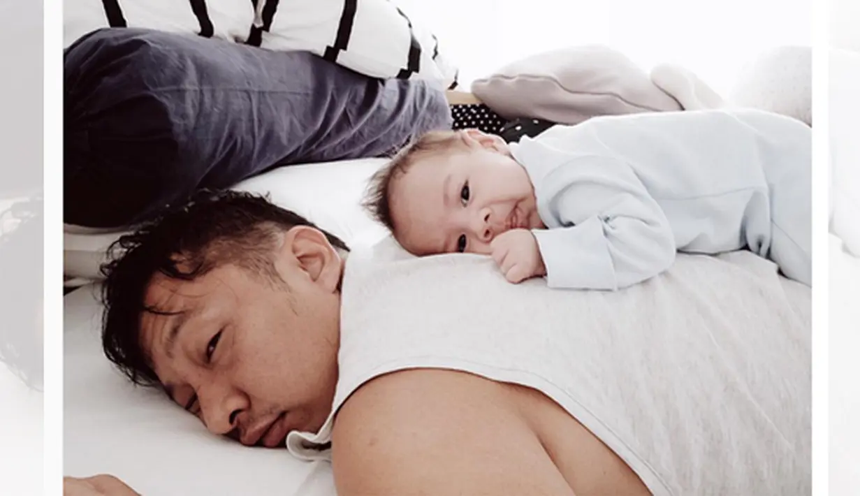 Itulah cara istrinya membangunkan Ringgo Agus Rahman diwaktu pagi. "cara bojo bangunin pagi,anak ditemplokin dipunggung,cara efektif buat bangun pagi... skrng gmn ni bojo..ai gerak ni anak gelinding lho..." tulisnya. (Instagram/ ringgoagus)