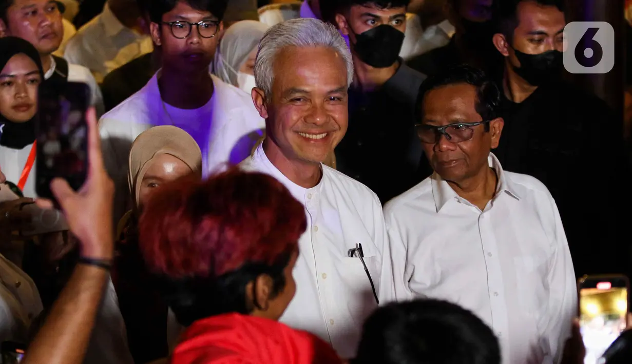 Ganjar Pranowo dan Mahfud MD tampil dengan busana serba putih ketika datang ke Gedung Arsip Nasional sebagai tempat deklarasi. (Liputan6.com/Herman Zakharia)
