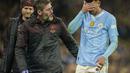 Ekspresi kesakitan pemain Manchester City, Matheus Nunes saat meninggalkan lapangan pertandingan setelah mengalami dislokasi pada jari tengah tangan kirinya ketika laga leg kedua 16 besar Liga Champions 2023/2024 melawan FC Copenhagen di Etihad Stadium, Manchester, Inggris, Kamis (07/03/2024) WIB. (AP Photo/PA/Martin Rickett)