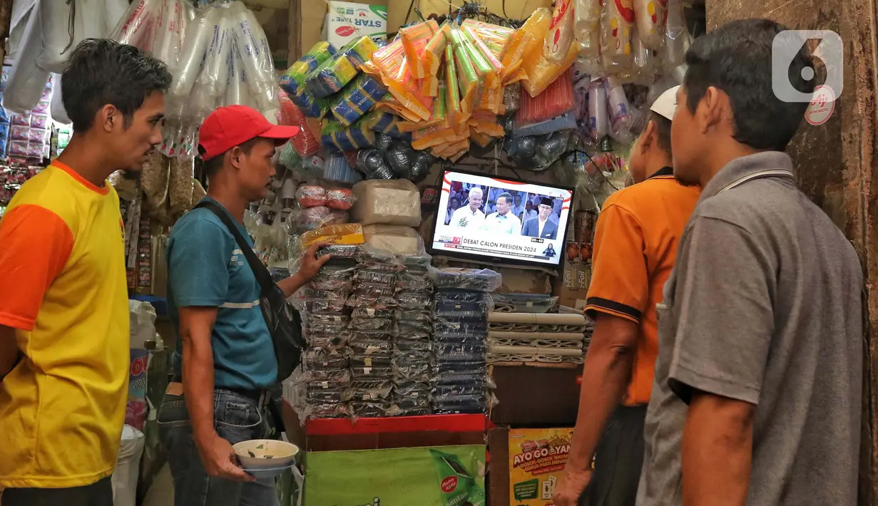 Sejumlah pedagang pasar nonton bareng debat perdana calon presiden Pemilihan Presiden (Pilpres) 2024 yang diselenggarakan oleh Komisi Pemilihan Umum (KPU) di Pasar Kebayoran Lama, Jakarta, Selasa (12/12/2023). (Liputan6.com/Angga Yuniar)