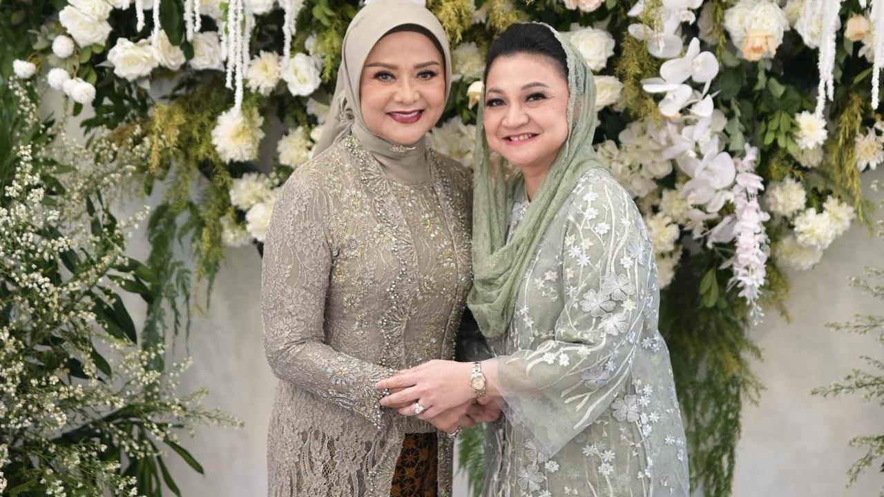 7 Potret Betharia Sonata dan Willy Dozan Tampil Akur - Kompak di Pertunangan Anak