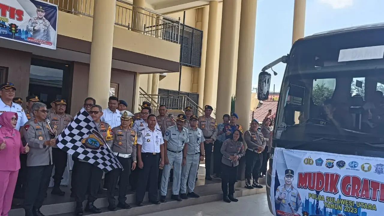 Kapolda Sulut Irjen Pol Setyo Budiyanto melepas warga yang akan mudik gratis ke Gorontalo, Rabu (19/4/2023) pagi. (Foto: Yoseph Ikanubun/Liputan6.com)
