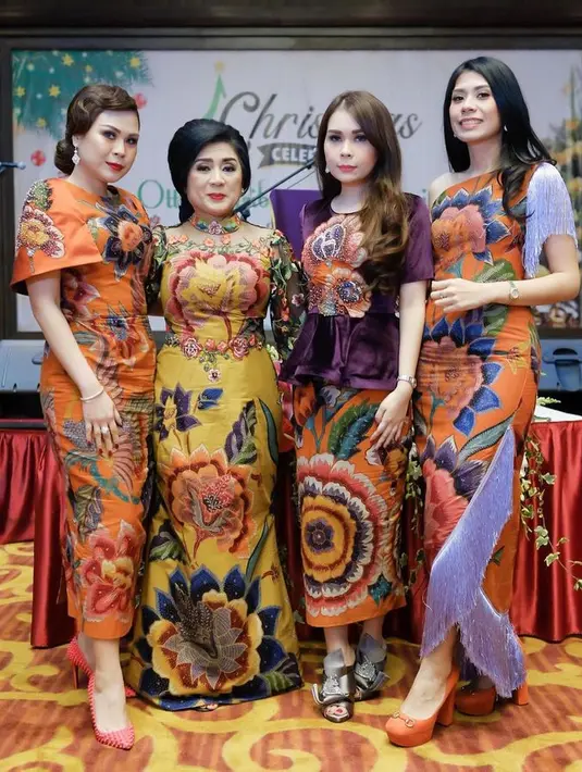 Tampilan batik yang di-elevated dalam motif bunga besar. Dan model plus siluet dress yang stylish. [Foto: Instagram @putrihasibuan]
