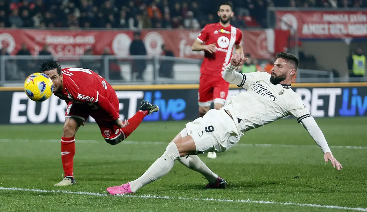Pemain AC Milan, Olivier Giroud (kanan) mencetak gol ke gawang Monza pada laga lanjutan Liga Italia 2023/2024 di Brianteo stadium, Monza, Italia, Senin (19/02/2024) WIB. (AP Photo/LaPresse/Alberto Marriani)