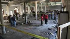 Petugas penyelamat dan aparat kepolisian memeriksa lokasi ledakan bom di sebuah madrasah di kota Peshawar, Pakistan, Selasa (27/10/2020). Ledakan di salah satu sekolah agama tersebut menewaskan sedikitnya tujuh orang, termasuk anak-anak, dan melukai puluhan lainnya. (AP Photo/Muhammad Sajjad)